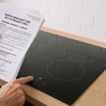 Zdjęcie przedstawia płyte indukcyjna i karte gwarancyjna produktu
