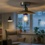 Mrugająca żarówka LED w metalowej lampie sufitowej na tle domowego salonu.